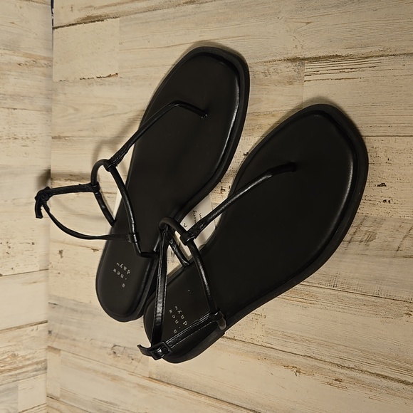 NWOT Black thong sandals sz.8.5 - Picture 2 of 5